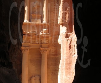 Am Ende der etwa zwei Kilometer langen Schlucht ist das wohl bekannteste Monument Petras zu sehen: Die Schatzkammer. Foto: cku