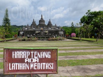 Buddhistischer Tempel. Meditiert wird vor allem abends, ansonsten ist es auf den Steinplatten vor Hitze nicht aushalten. Foto: cku