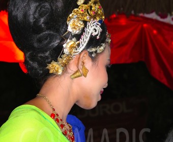 Viel Haar, viel Bling-Bling, viel Farbe: Balinesisches Hochzeitsoutfit. Foto: cku
