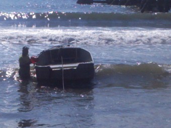 Das Metallboot, etwa vier Meter lang, nach dem Kentern. Jetzt muss es erstmal Wasser lassen. Foto: cku