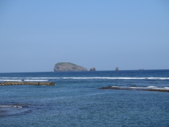 Meer (vorne) mit Nusa Penida (hinten). Foto: cku