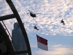 Zur National Day Parade kommt die Flagge angeflogen. Foto: cku