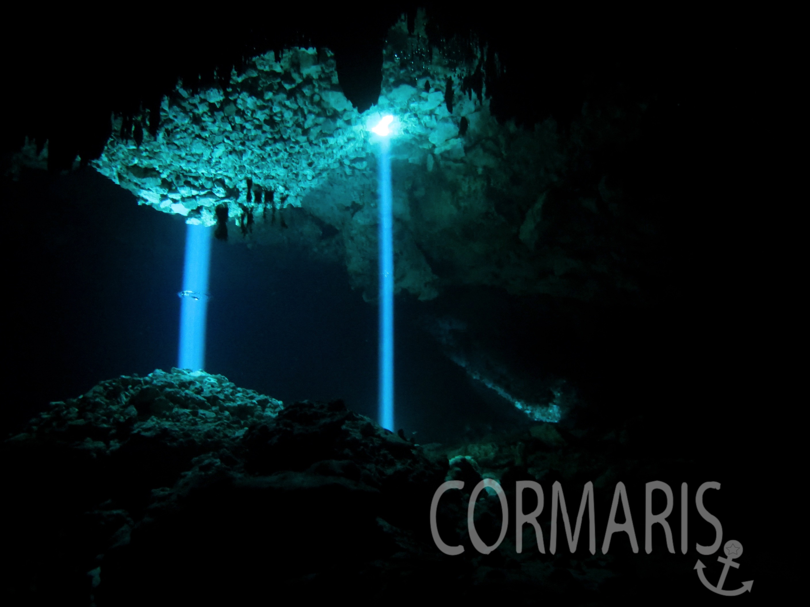 In der Cenote Tajmahal sind Spotlight-Lichteffekte zu sehen. Foto: cku