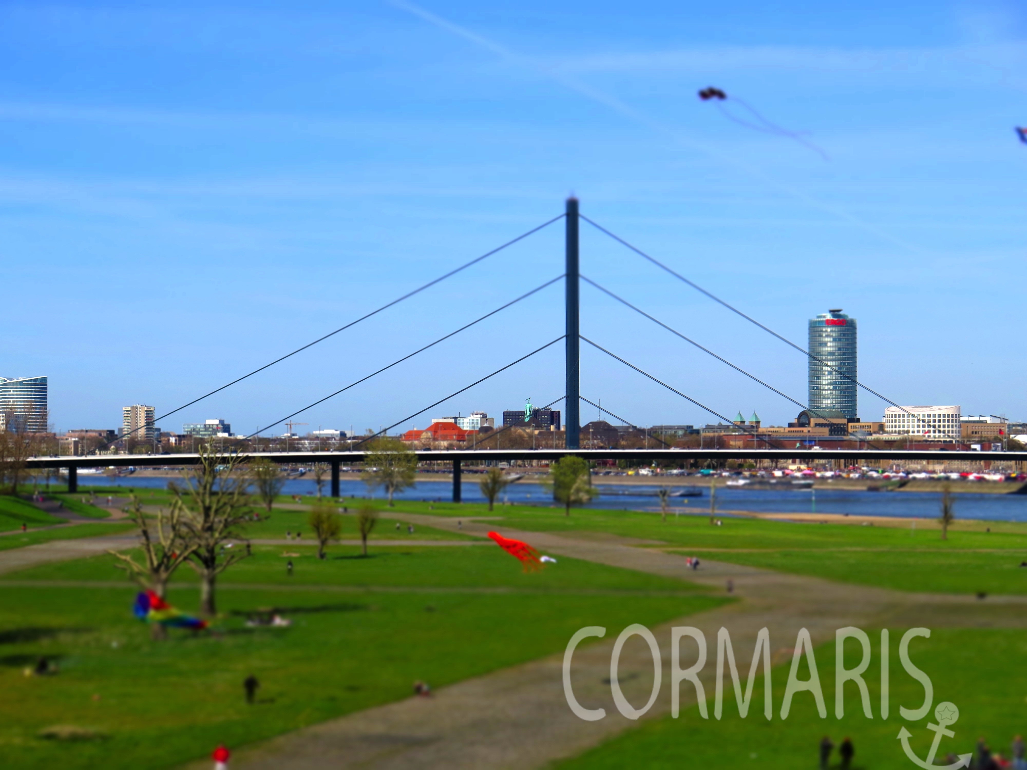 Von links nach rechts blickend: Die Oberkasseler Brücke eignet sich nicht nur als Fotomotiv. Noch besser: Drüberfahren und Düsseldorf bewundern!. Foto: cku