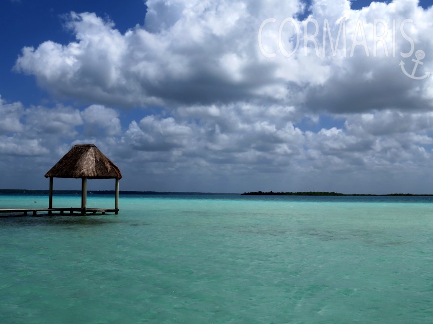 Spielt die Malediven nach, ist aber die Laguna Bacalar in Mexiko. Mit Süßwasser. Foto: cku