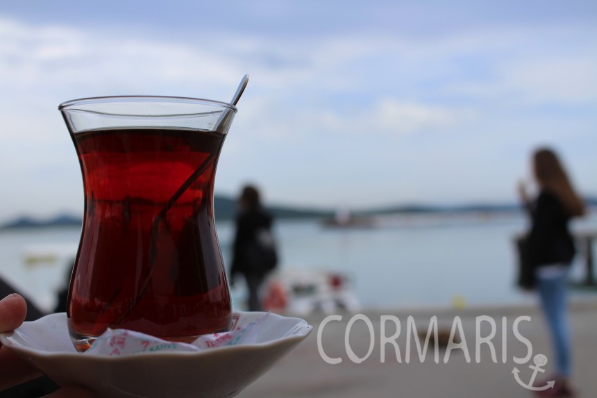 Lecker: Chai. Natürlich auf einem Stuhl sitzend konsumiert. Foto: cku