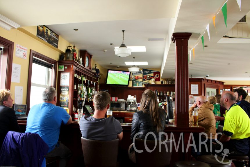 Spiel: England gegen Wales. Man schaut es in "Farren's" Bar in Malin Head und ist mäßig interessiert Oben rechts: wilde EM-Beflaggung. Foto: cku