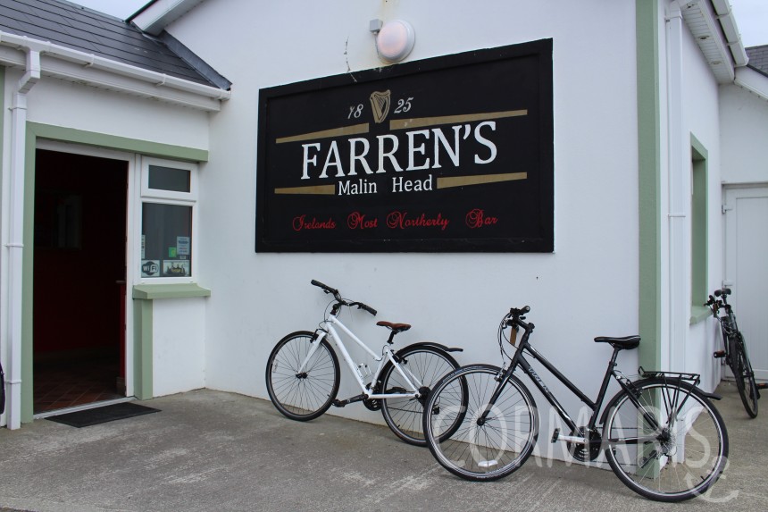 Ja, wir waren mit dem Radl da:  Farren's Bar in Malin Head wird sonst eher von Stars-Wars-Akteuren besucht. Foto. cku 