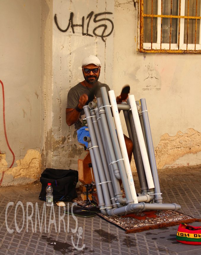 Dieser Herr musiziert in Jaffa. Auf Plastikrohren mit Flipflops. Foto: cku