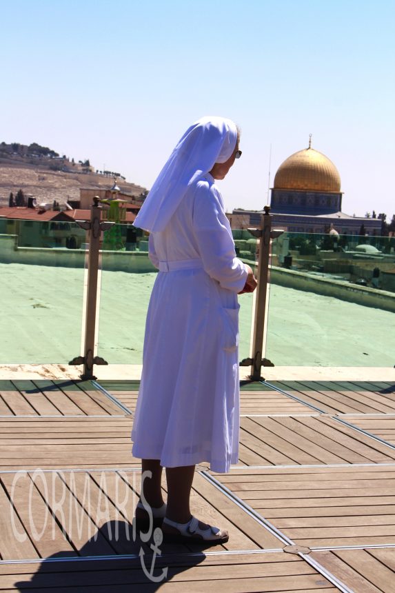 Schwester Bernadette auf der Aussichtsterrasse des Österreichischen Hospizes in Jerusalem. Foto: cku